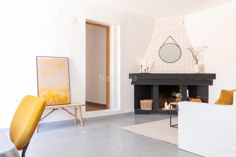 Foto efeb8818-61eb-4e32-a19c-8ade0a4e27ae. Casa aparellada amb xemeneia a Castellnou-Can Mir-Can Solà Rubí