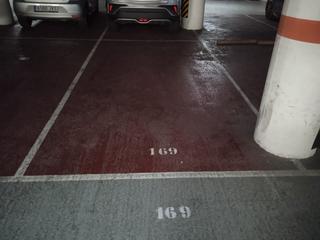 Car parking  Passatge de mariner. Plaza parking coche grande.
