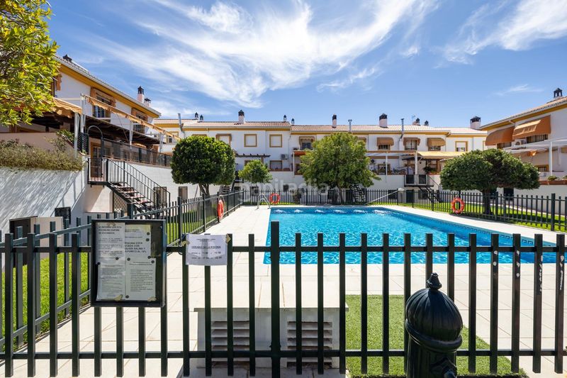 Foto c199a300-2a1e-4117-b929-5072a4bec10d. Casa pareada en Cájar