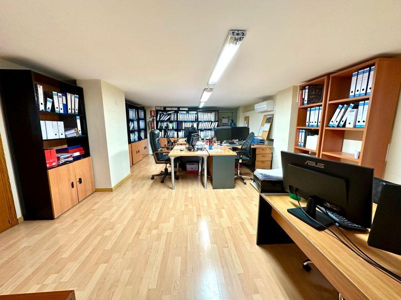 Foto 42999c69-d8bb-499c-bdc3-2b9f23ae1f86. Office space with heating in Jaume III Palma de Mallorca