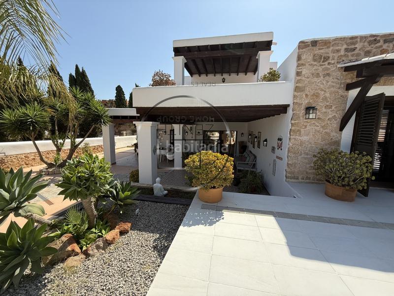 Foto f3fbcc6f-d22b-4bf1-b1a1-a4763d79e790. Casa villa rocalisa un oasis contemporáneo junto al golf ibicenco en Santa Eulària