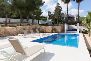 Casa a Roca Llisa. Villa rocalisa  un oasis contemporáneo junto al golf ibicenco