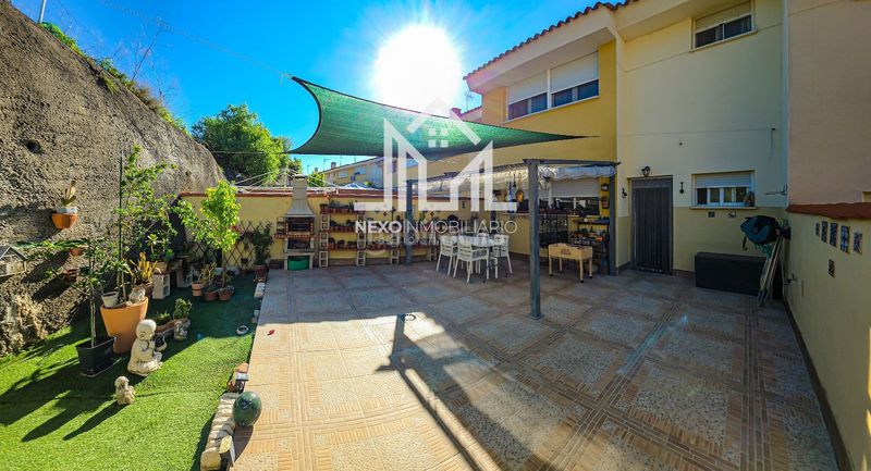 Foto b5fd48d8-f276-49a0-90da-64a3886a4cf3. Casa adosada en Borox