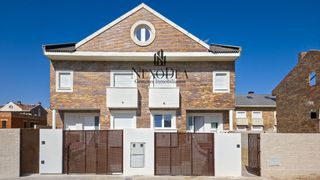 Casa aparellada  Cuenca. Obra nueva exclusiva de 4 plantas con patio privado, buhardilla