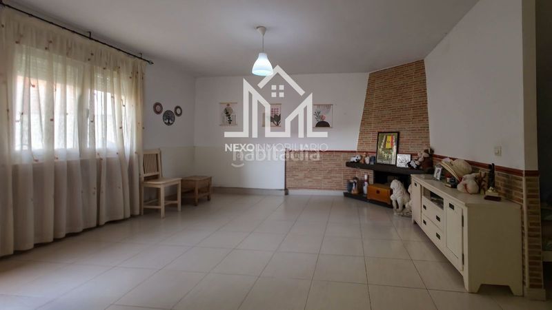 Foto cf09eea1-1624-460e-bdeb-72064a68d8ae. Casa adossada amb aparcament a Borox