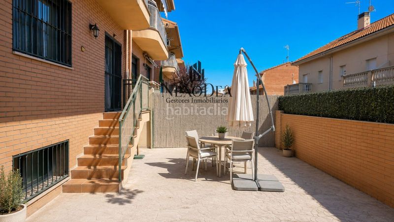 Foto 0e3e044f-b3dd-42e3-aeca-ce3c42e67142. Casa aparellada amb aparcament a Los Robles Seseña