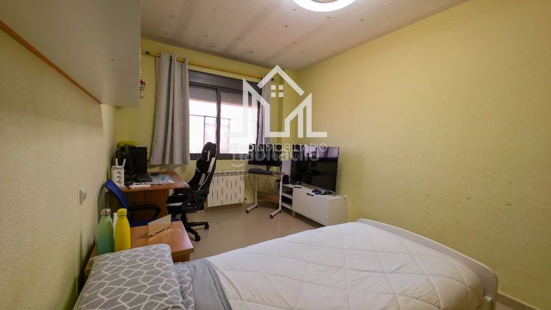 Foto 1354606d-798a-4623-89c3-8e8d52f83f00. Casa aparellada amb aparcament a Los Robles Seseña