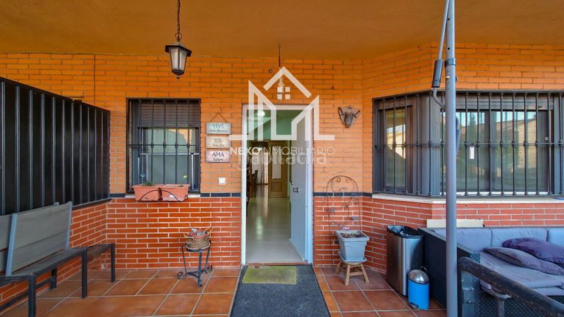 Foto 248c5123-d575-45ef-a169-543207a37a29. Casa aparellada amb aparcament a Los Robles Seseña