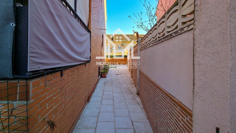 Foto 79a87f77-6b20-4259-b5aa-de434235247d. Casa aparellada amb aparcament a Los Robles Seseña