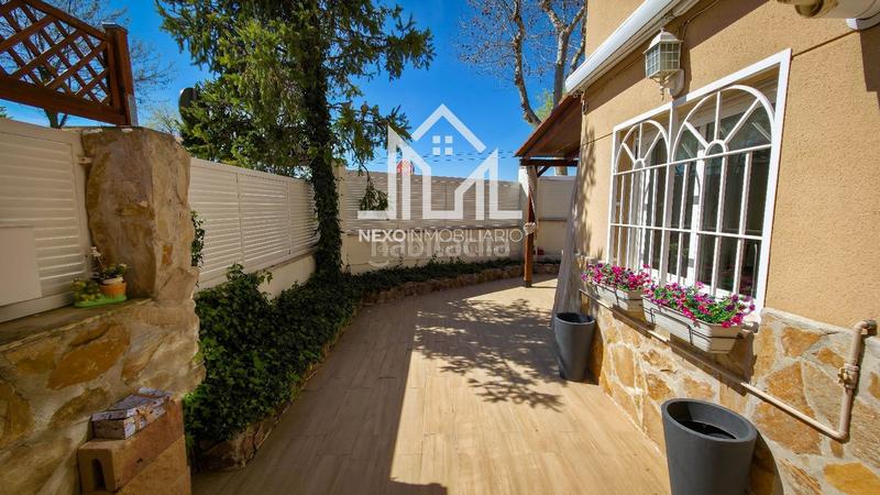 Foto 3050d9f0-ea4c-43e6-9f04-ad1637422413. Casa aparellada amb aparcament piscina a Seseña nuevo Seseña