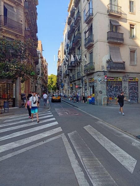 Foto c848e8a7-2be3-41b9-87f4-38dbb8d41d27. Local comercial a Raval Barcelona