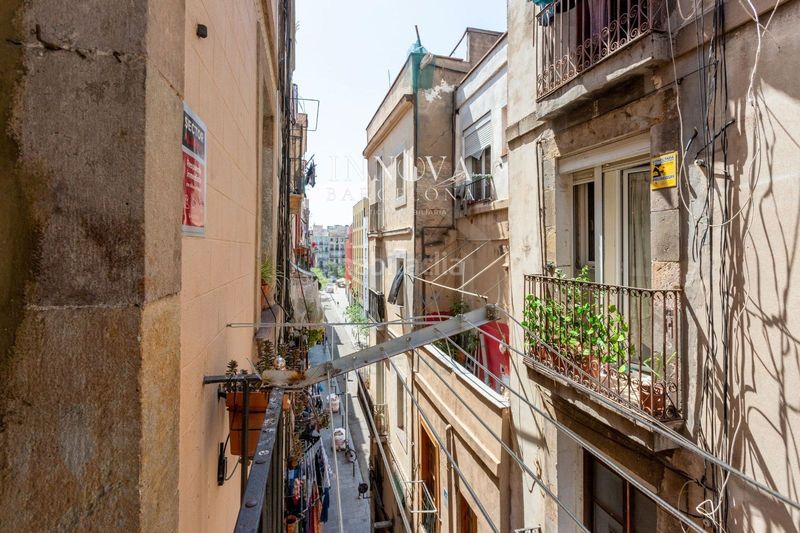 Foto e0775898-c5df-4122-9923-57323f4b9df1. Pis a Raval Barcelona