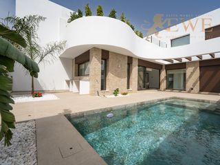 Casa  Calle rodeo. Villa elegante lista para entrar a vivir con piscina en rojales.