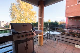 Casa aparellada  Carrer merc font i codina. Casa con ubicacin privilegiada