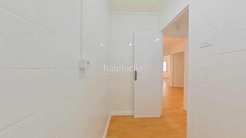 Foto f89049f0-44f3-4728-bc58-81d11be0a15b. Piso en Roquetes Barcelona