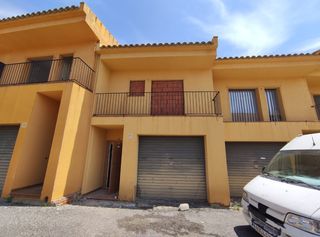 Xalet a Carrer orient 17. Subasta de chalet adosado en calle orient de garriguella (girona