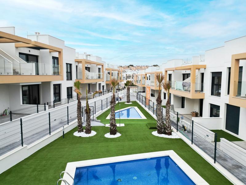 Foto 86e8c755-f40e-4f10-ad86-36c09269e320. Ground floor with pool in Los Almendros Orihuela