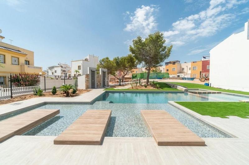 Foto 6783ffbc-0774-4b6b-80ef-92a964193f78. Erdgeschoss mit pool in Los Balcones-Los Altos Torrevieja