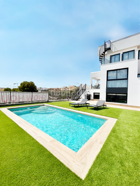Foto b60d45e9-2c5c-4769-8094-a640aeb15752. Casa adossada amb piscina a Algorfa
