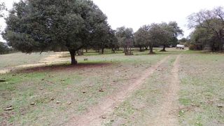 Finca rústica en Fresnedilla. Finca ganadera de 3 ha con pozo,cerrada en piedra.buen acceso