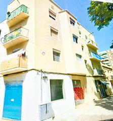 Édifice  Avinguda del carrilet. Edificio  con mucho potencial 6 viviendas 2 locales alquilados!