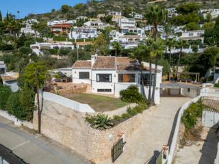 Casa a Puerto. Villa en venta en jávea con vistas al mar en urbanización puchol