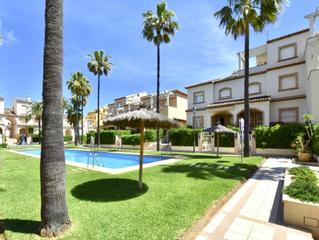 Casa adossada a Centro Ciudad. Bungalow en venta a escasos metros de la playa y de todos los se