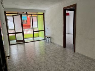 Pis  Carrer de la democràcia. Piso con amplias habitaciones