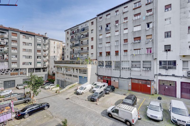 Foto 2dbe7408-aeb2-4ab1-9597-e71f3d60f320. Locale commerciale in serapio mugica kalea in Centro - Mendibil - Santiago Irun