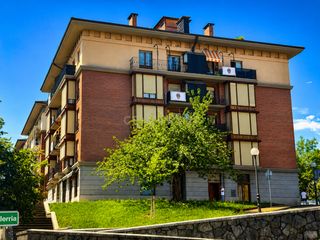 Flat in Centro - Mendibil - Santiago. Atención inversores  local con garaje independiente  cambio de u