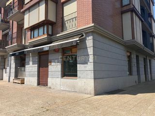 Pis a Centro - Mendibil - Santiago. Local con garaje independiente y potencial cambio de uso a vivie