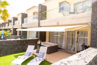 Casa adossada a Calle cornical. Villa adosada en primera línea de mar con jacuzzi