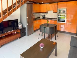 Duplex à Calle uruguay el medano. Áticodúplex reformado con gran terraza al sur, garaje y trastero