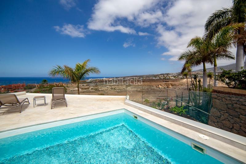 Foto 0b0011d1-22b0-4455-afc3-76922f2386a6. Chalet exclusiva villa en la mejor zona de el duque, calle roque nublo en Adeje