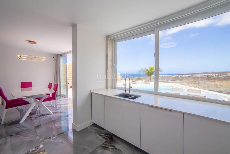 Foto 8ab0aba5-8e60-4051-b4bd-ba2f95eedadb. Chalet exclusiva villa en la mejor zona de el duque, calle roque nublo en Adeje
