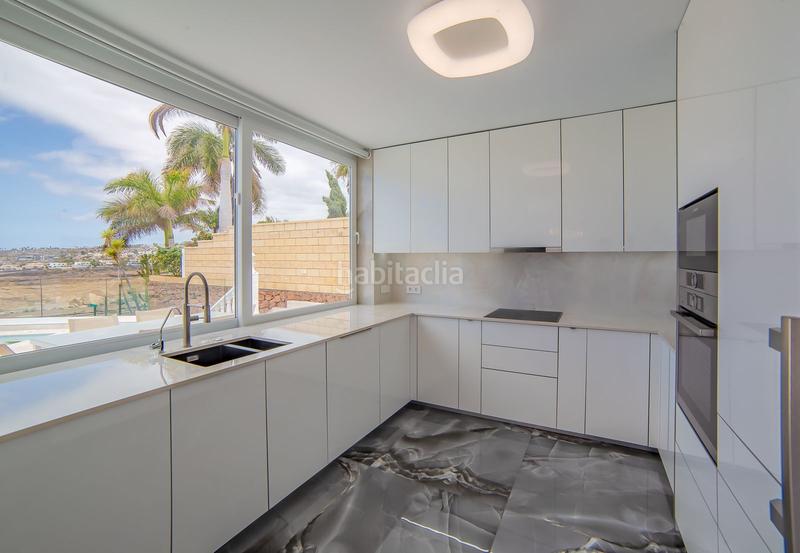 Foto a7ffbbe1-7ecf-4616-846c-2f989d21eea8. Chalet exclusiva villa en la mejor zona de el duque, calle roque nublo en Adeje