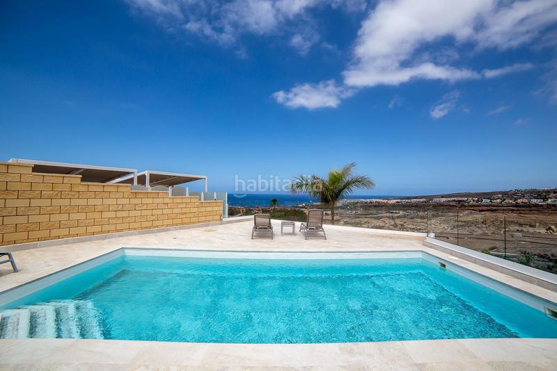 Foto abedbd0a-a7d4-4b56-9071-bd0f6b8d757f. Chalet exclusiva villa en la mejor zona de el duque, calle roque nublo en Adeje