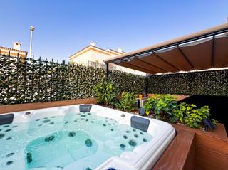 Casa a Sol. Moderno chalet pareado con piscina privada y vistas panorámicas