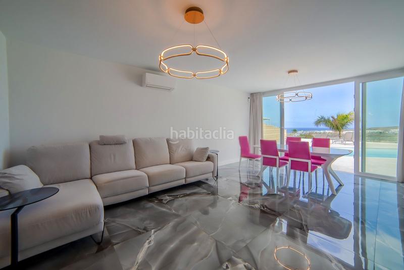 Foto 05f151df-428a-45f3-8dd9-ca2afd4263c4. Chalet exclusiva villa de una planta con impresionantes vistas al mar y a las montañas en la zona del duque, tenerife south en Adeje
