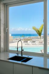 Chalet in Playa del Duque. Exclusiva villa de una planta con impresionantes vistas al mar y