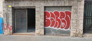 Miete Geschäftsraum in Carrer salvador seguí 22. Local con vivienda de 5 habitaciones en la planta superior