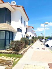 Semi detached house in El Rompido. Se vende un magnifico chalet adosado en el rompido