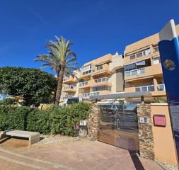Piso en Calle almadraba 4. Vivienda en laguna beach