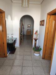 Casa a Calle cuenca 43. Casa baja en buen estado con cochera y patio