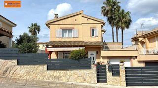 Casa adosada en Ses Palmeres. Adosado en perfecto estado de 3 dormitorios dobles con piscina p