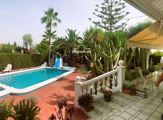 Xalet  Rio gualdaquivir. Chalet 6 hab. sol y luz con piscina