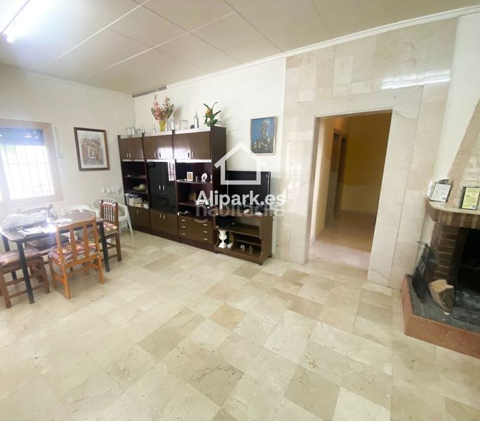 Foto f8c13803-50ec-43cd-8b54-56763811489b. Chalet  con olivos en Novelda