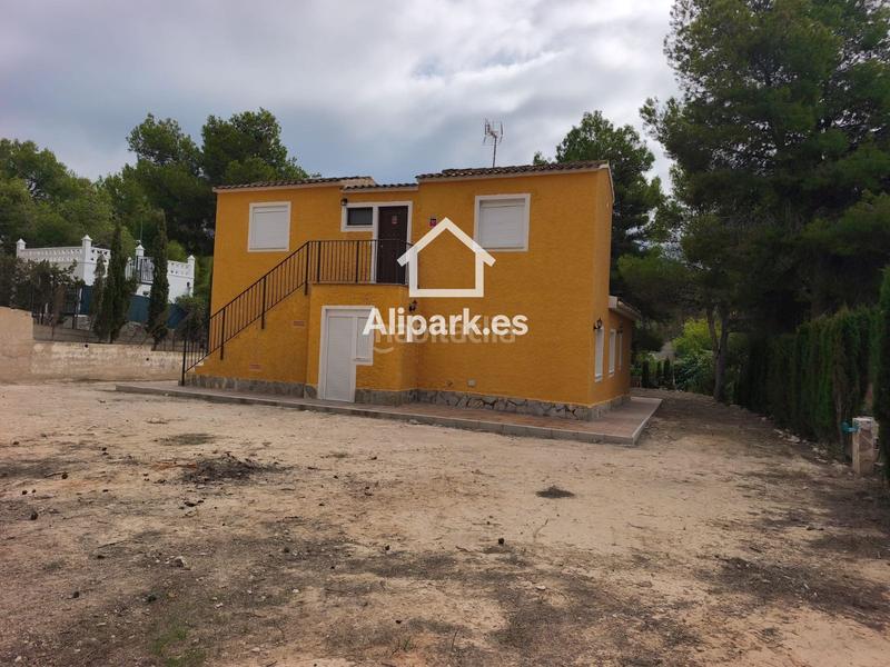 Foto 110f8d8e-5a7a-45bc-944e-2c6229cd4cfd. Chalet  reformado con dos viviendas en Tibi