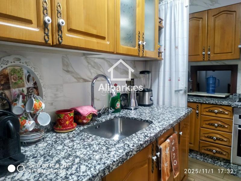 Foto 47fe82a5-6572-45b3-8834-c172bb9a6254. Piso amplio piso con ascensor y balcón en altozano en Alicante