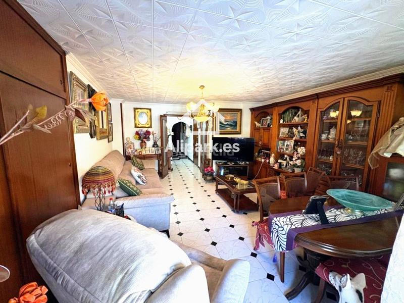 Foto 54353bc6-9caa-4694-8810-aae554e6ecf0. Piso amplio piso con ascensor y balcón en altozano en Alicante